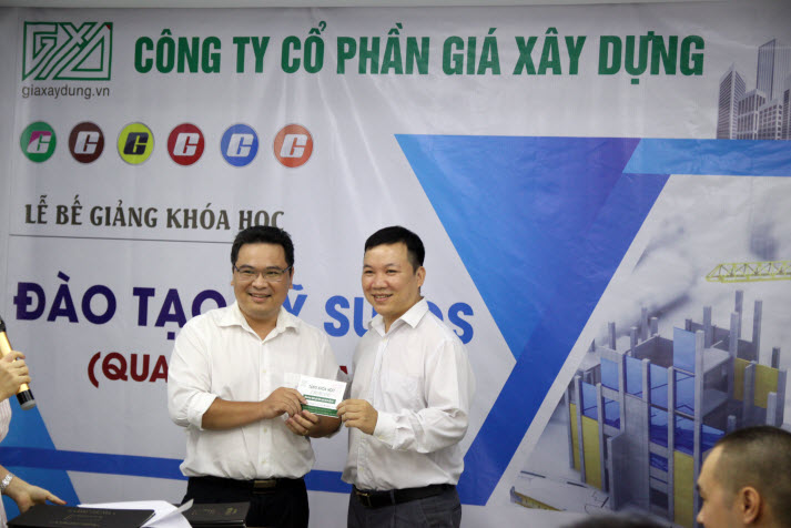 Học viên Nguyễn Tiến Đạt nhận phần thưởng từ khóa học Kỹ sư QS GXD